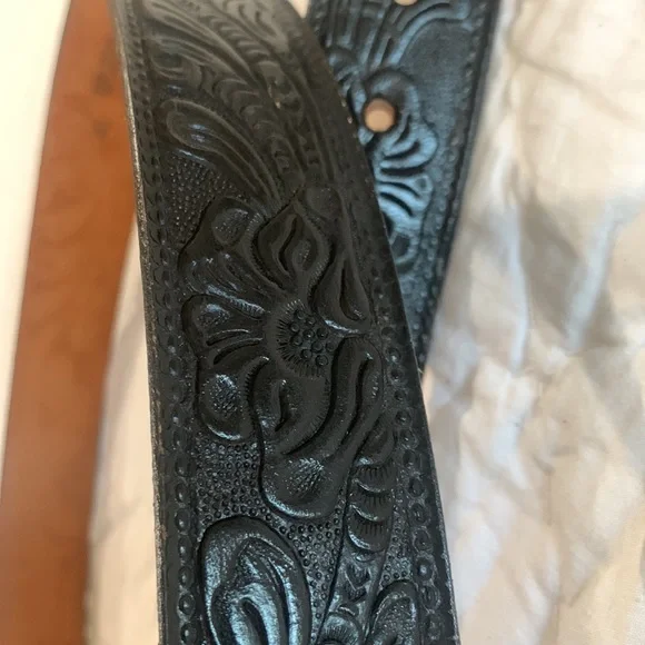 HAND TOOLED LEATHER BELT - Picture 12 of 13